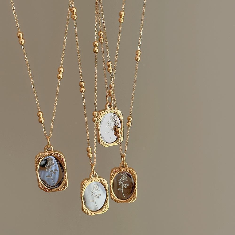 Vintage Fashion Tags - Collier Pendentif Rose Gravée Vintage pour