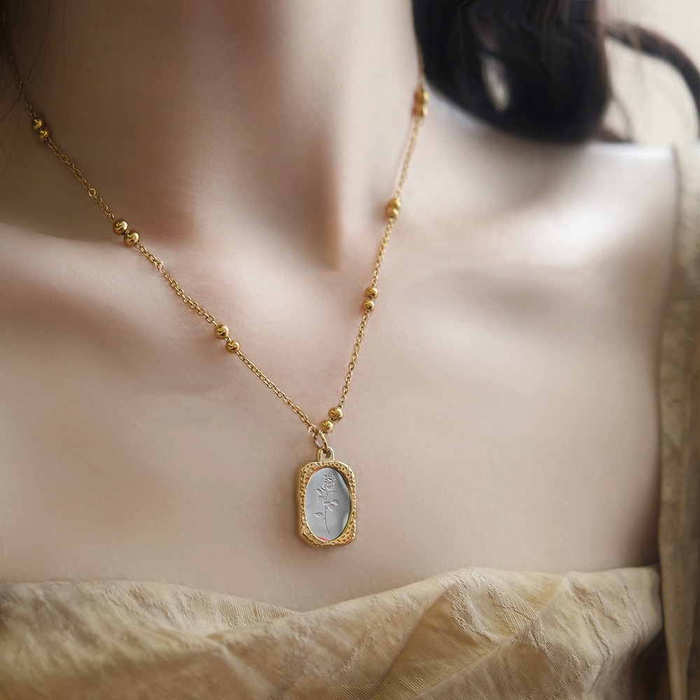 Collier Pendentif Rose Gravée  - Vintage Fashion Tags avis et prix