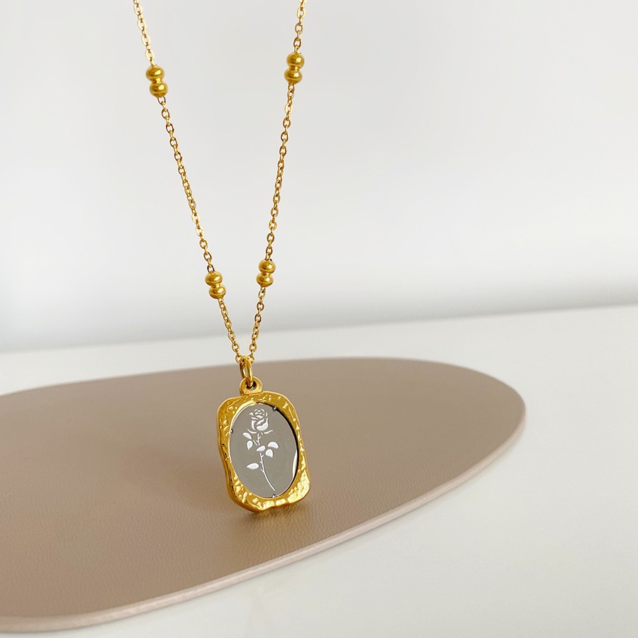 Collier Pendentif Rose Gravée  - Vintage Fashion Tags avis et prix