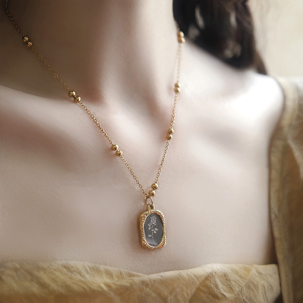 Collier Pendentif Rose Gravée  - Vintage Fashion Tags avis et prix